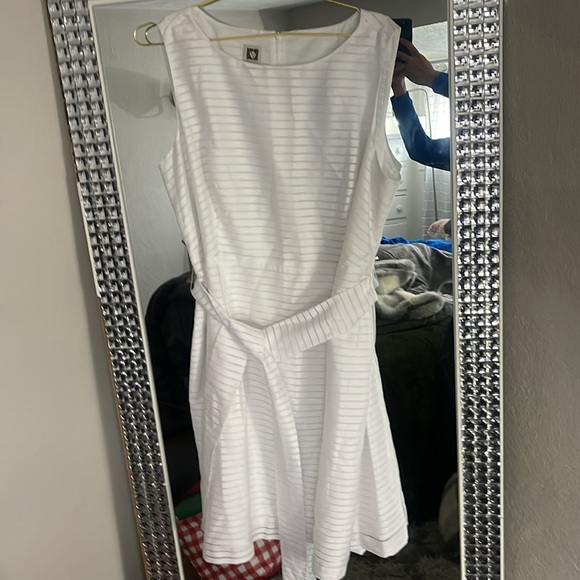 White sleeveless dress - Picture 4 of 5